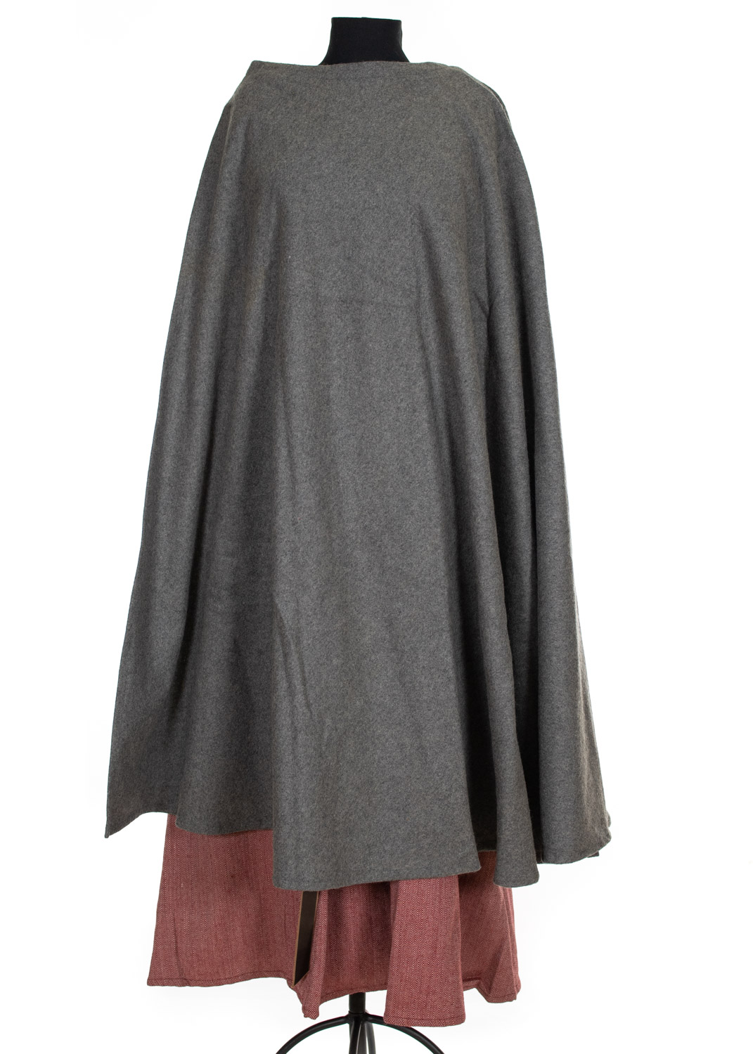 Half circlular cape in grey wool